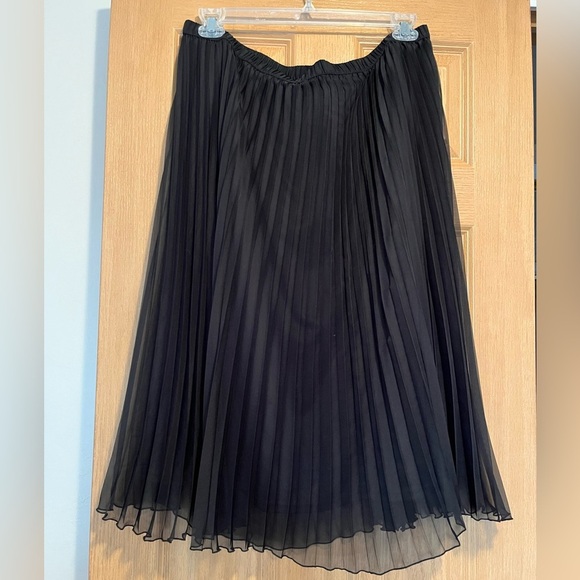 H&M Black Pleated Skirt - Picture 1 of 6